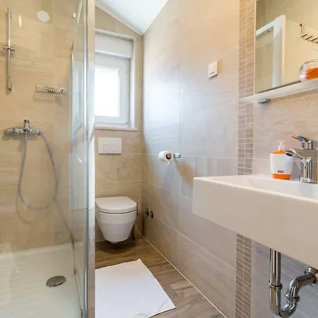 Apartament House *